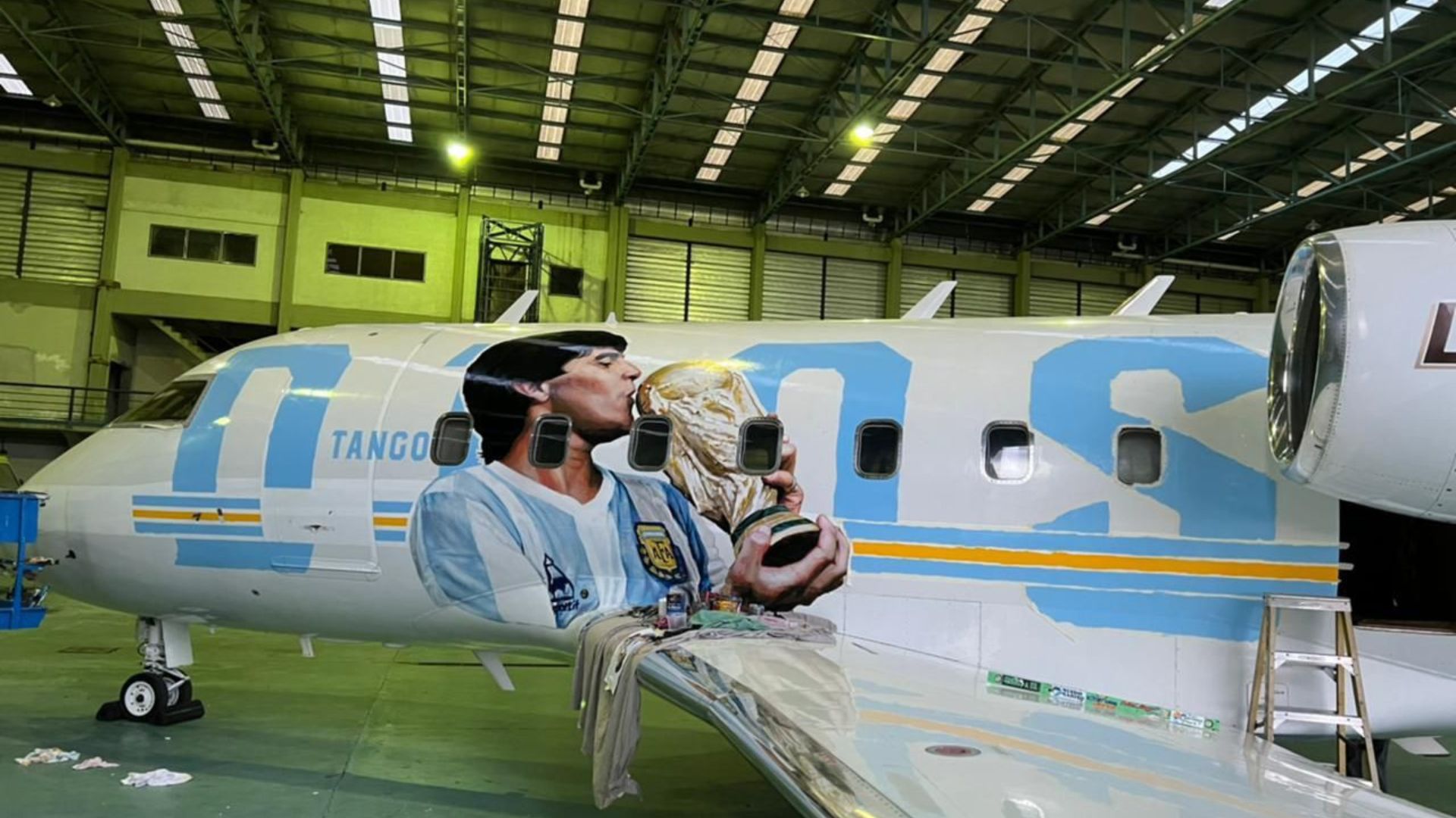 “Tango D10S”, el avión homenaje a Maradona, hará escala este lunes y martes en el Aeropuerto Islas Malvinas